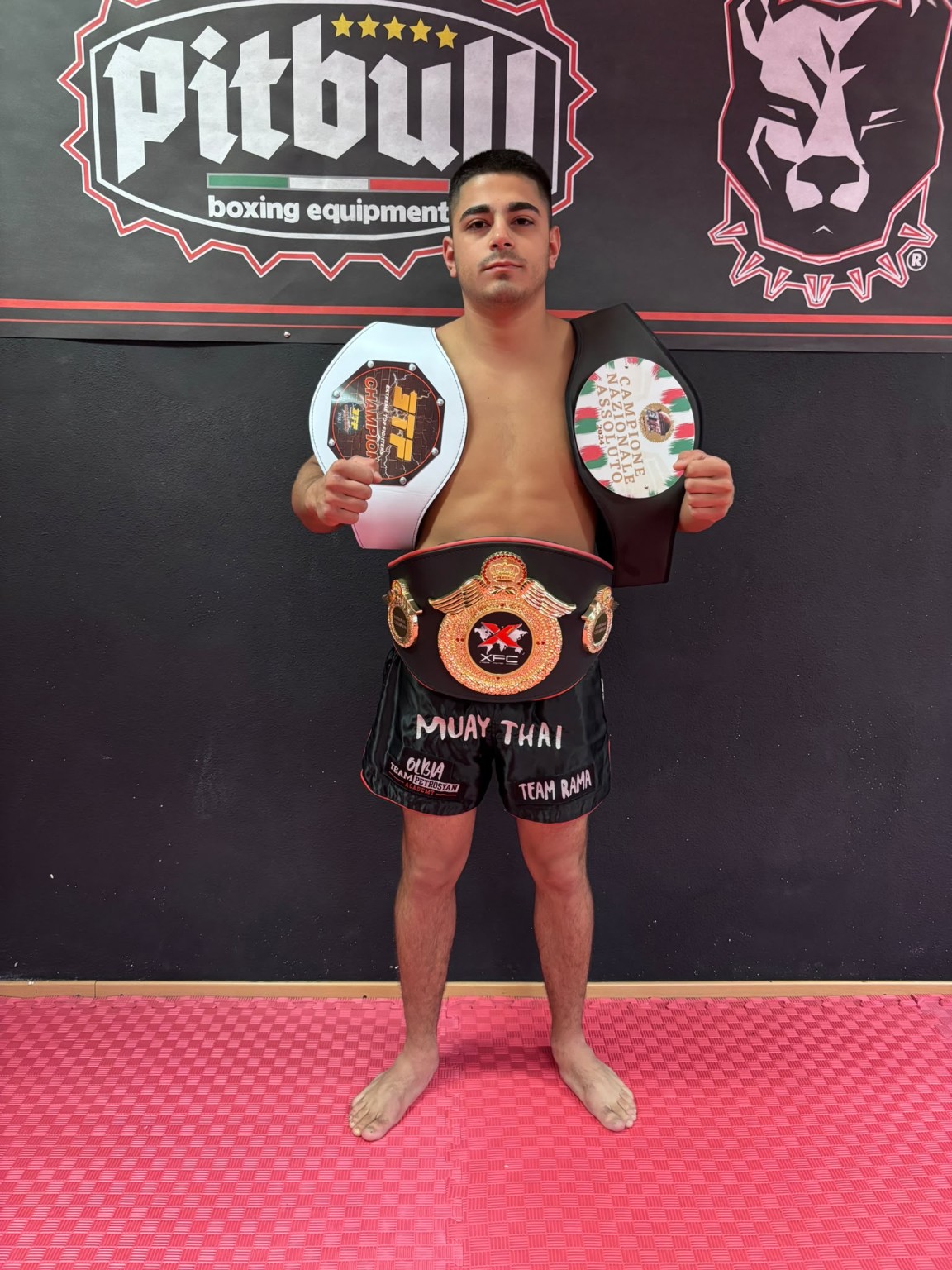 Alessandro Cinus con le cinture conquistate nel K-1